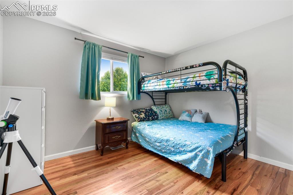 Image 19 of 50: Bedroom