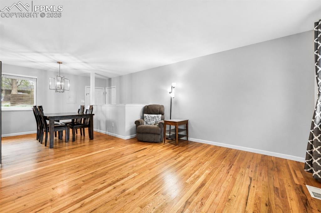 Image 7 of 50: Dining Area