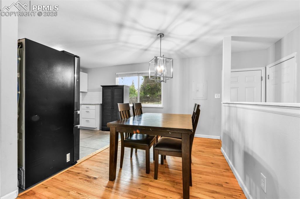 Image 9 of 50: Dining Area