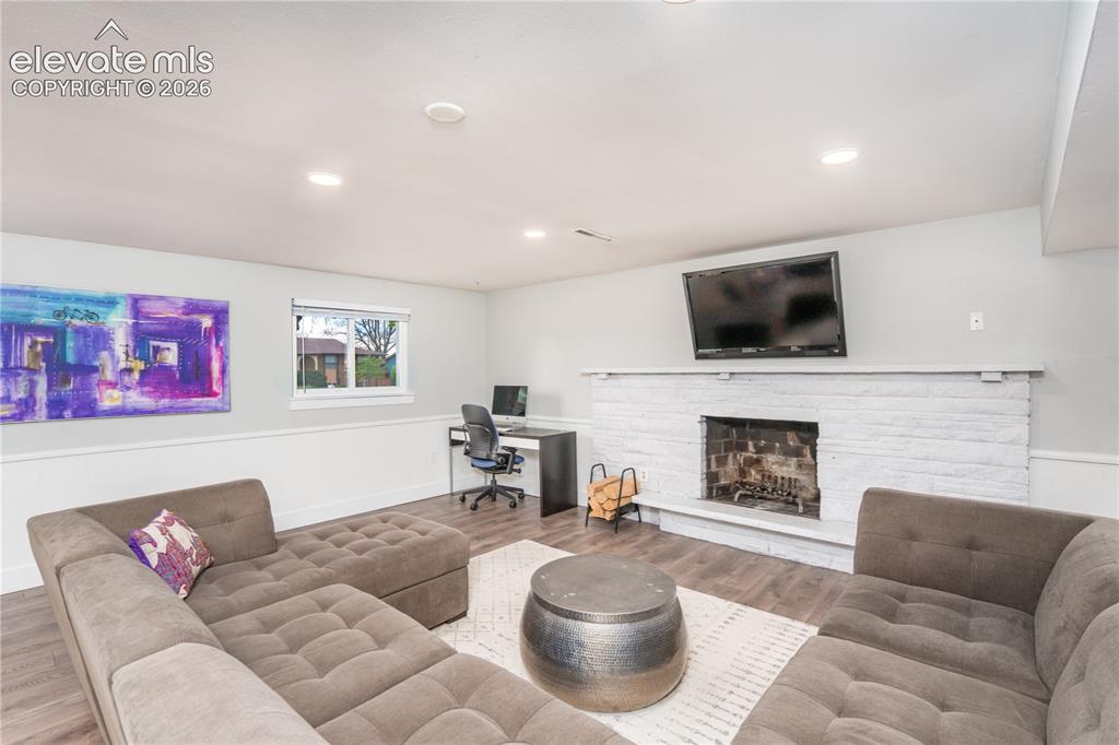 Image 19 of 50: Living Room