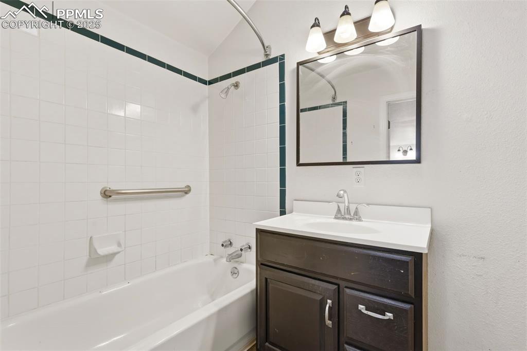 Image 12 of 25: Bathroom