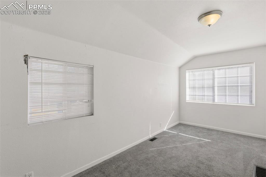 Image 14 of 25: Bedroom