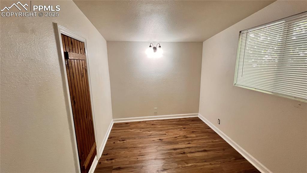 Image 16 of 25: Bedroom