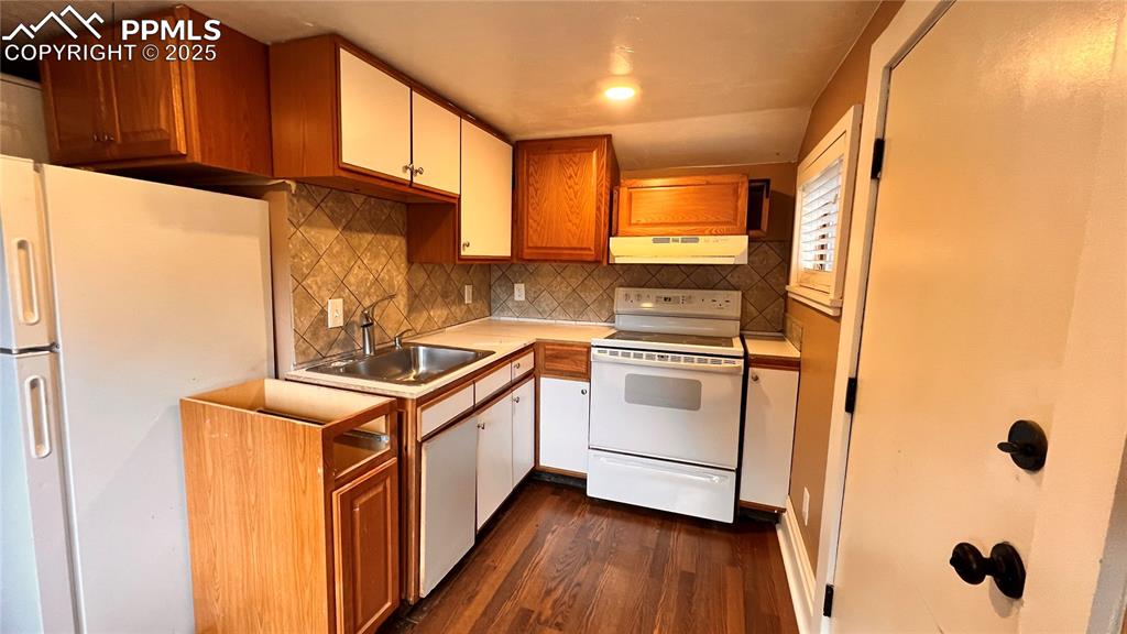 Image 23 of 25: Cottage kitchen