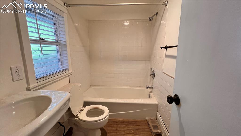 Image 24 of 25: Cottage bathroom