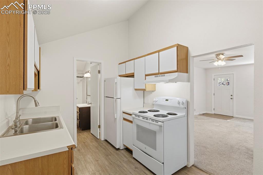 Image 6 of 25: Kitchen