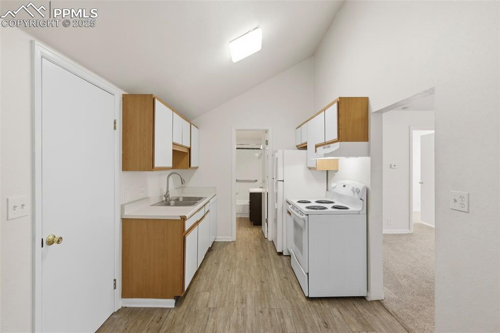 Image 7 of 25: Kitchen