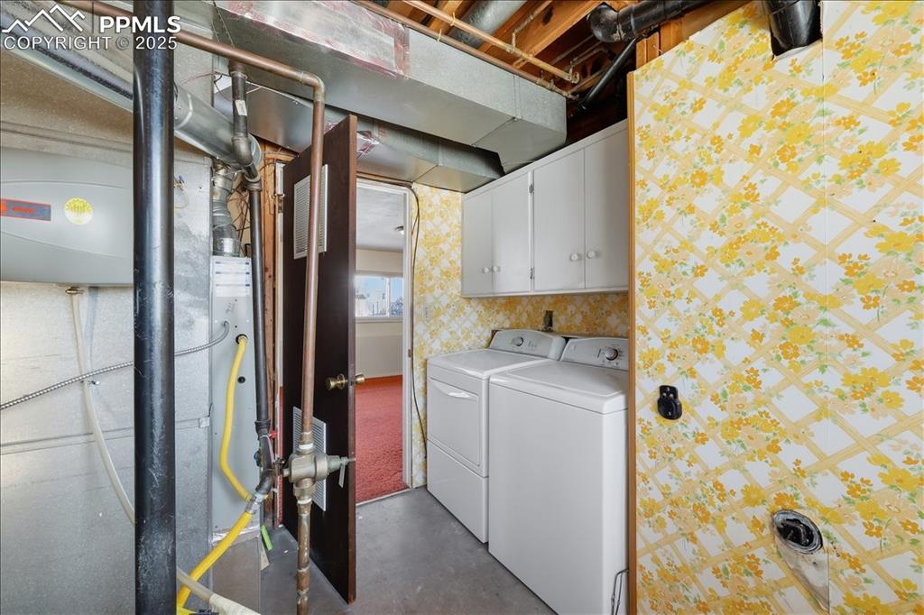 Image 12 of 33: Laundry area.