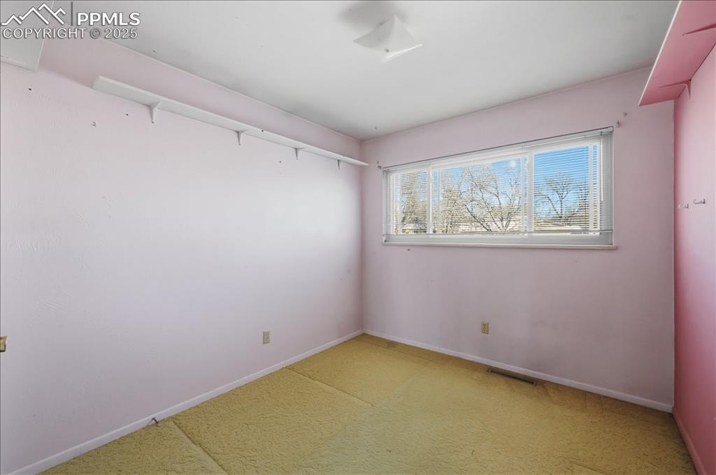 Image 18 of 33: Upper bedroom #2