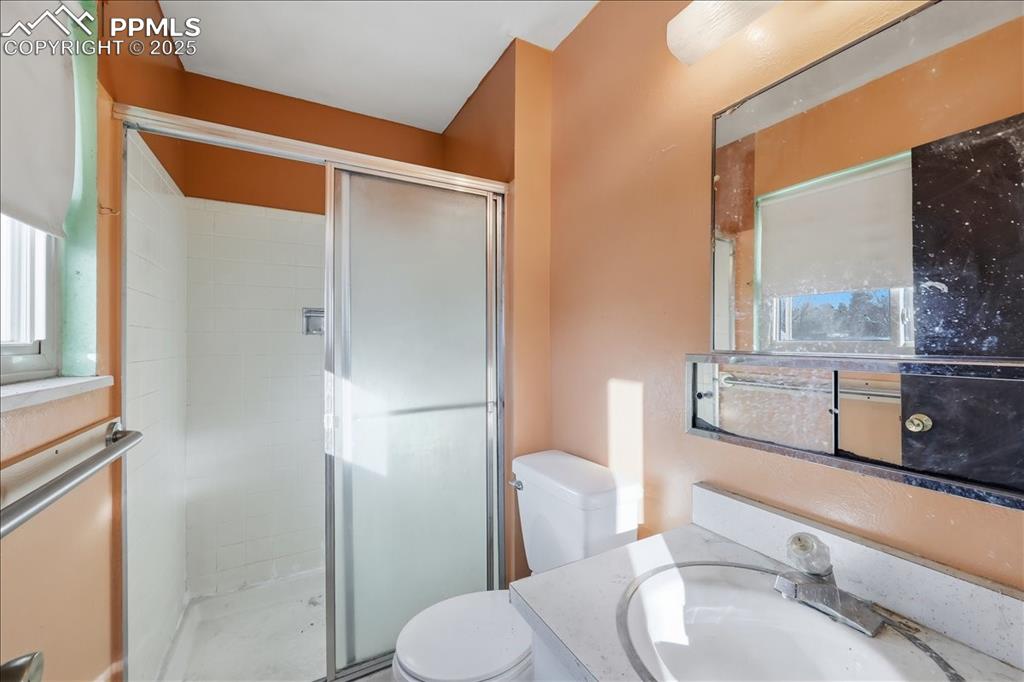 Image 21 of 33: Primary bathroom.