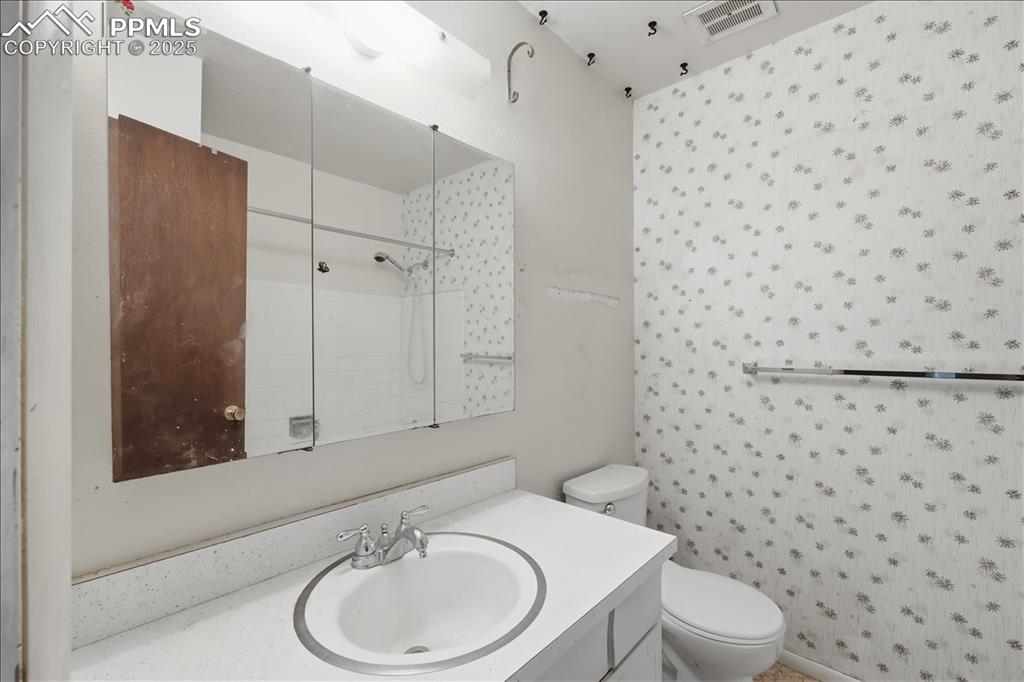 Image 22 of 33: Shared full bathroom.