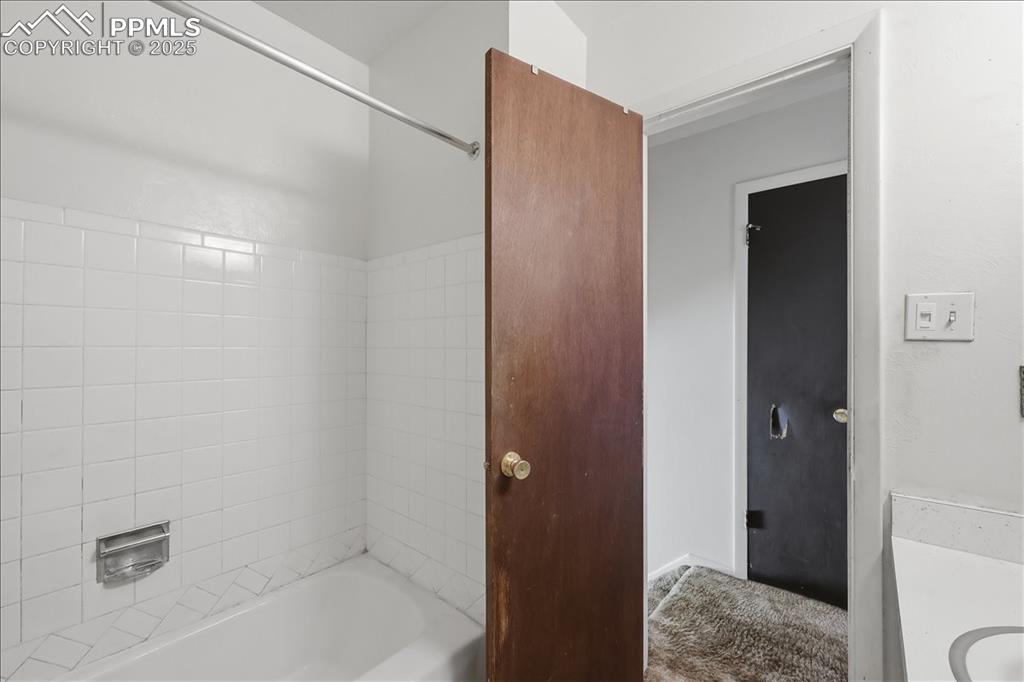 Image 23 of 33: Shared full bathroom.