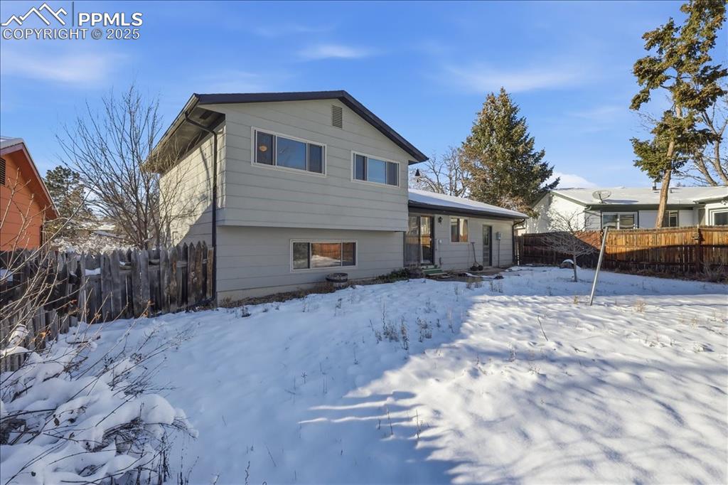 Image 26 of 33: Great backyard!