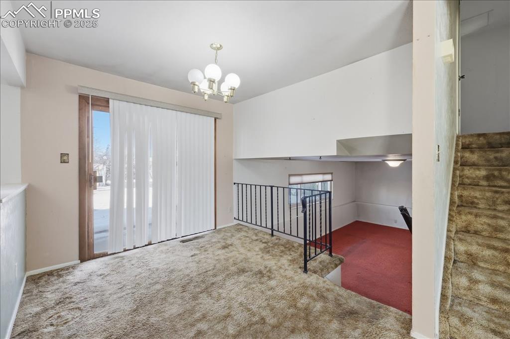 Image 6 of 33: Dining area.