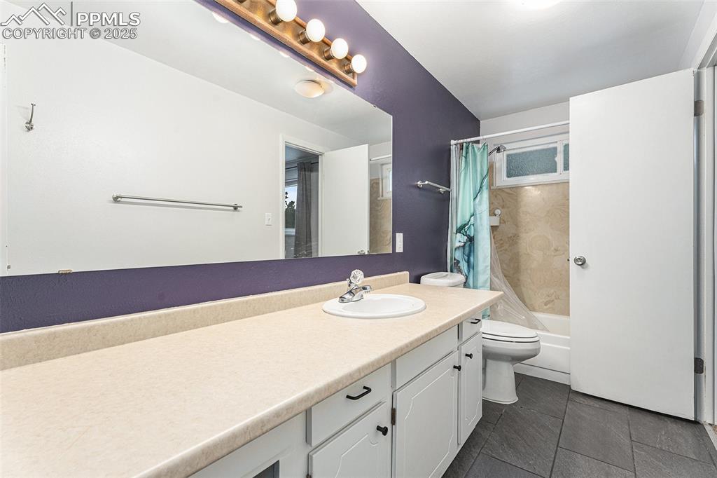 Image 10 of 20: Bathroom