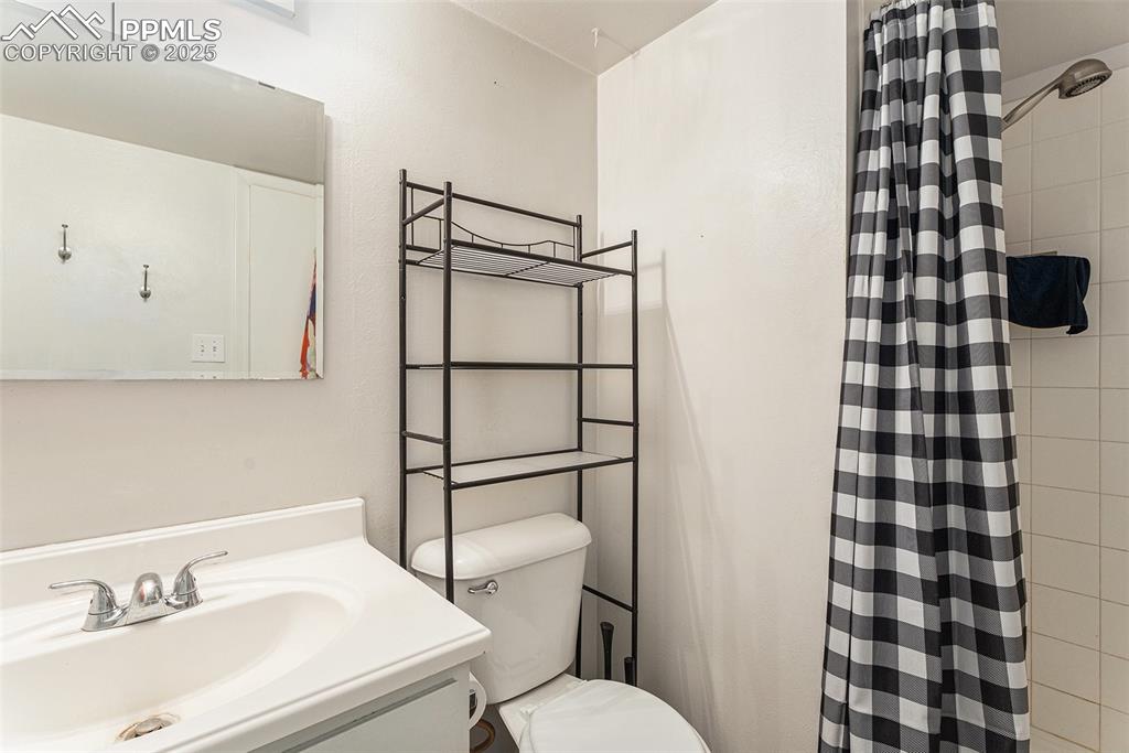 Image 12 of 20: Bathroom