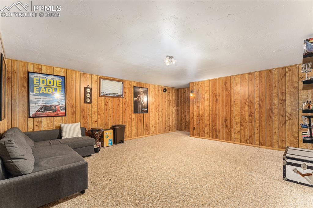 Image 14 of 20: Living Room