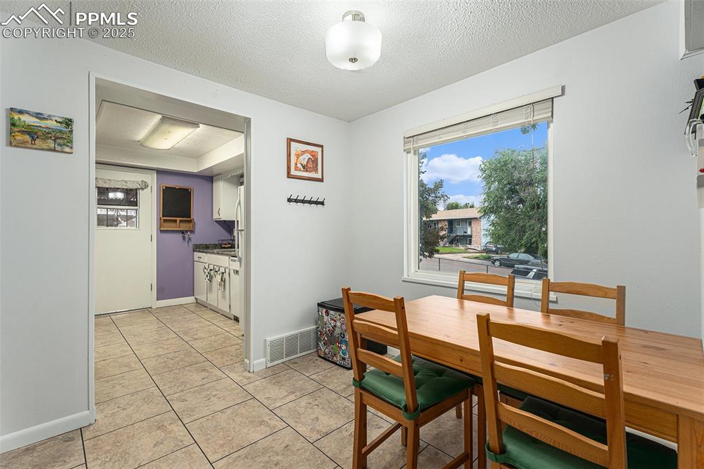 Image 5 of 20: Dining Area