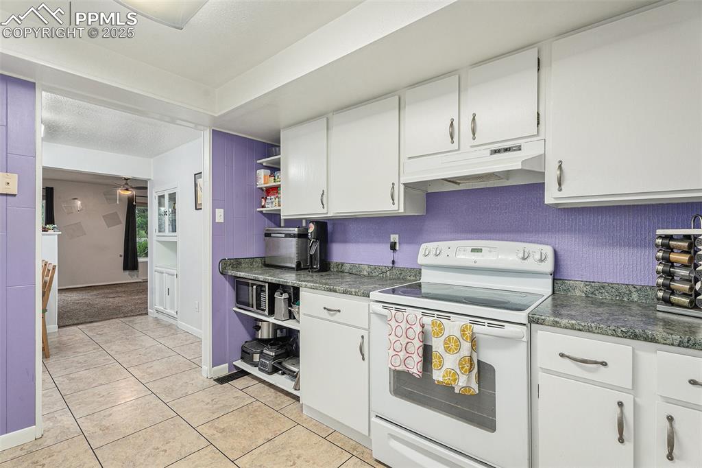 Image 6 of 20: Kitchen