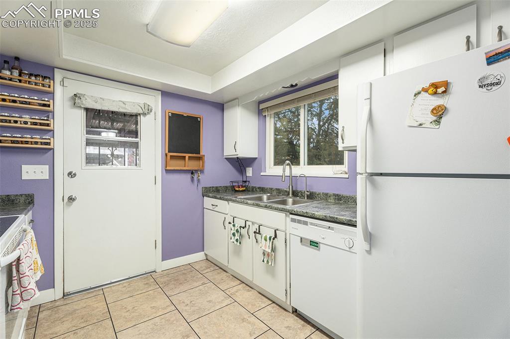 Image 7 of 20: Kitchen