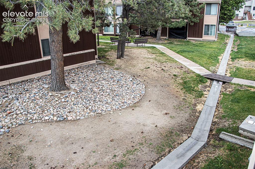 Image 12 of 14: Yard