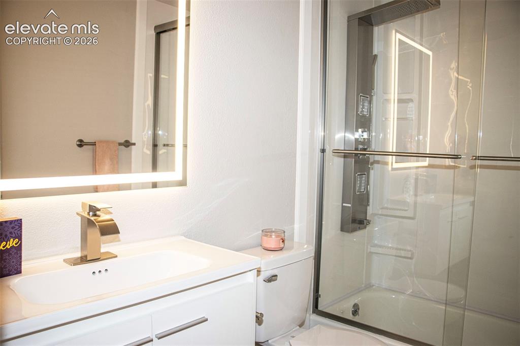 Image 6 of 14: Bathroom