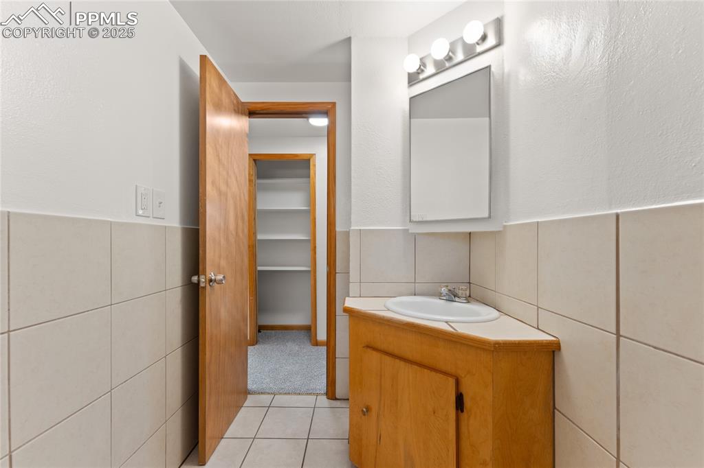 Image 23 of 35: Bathroom