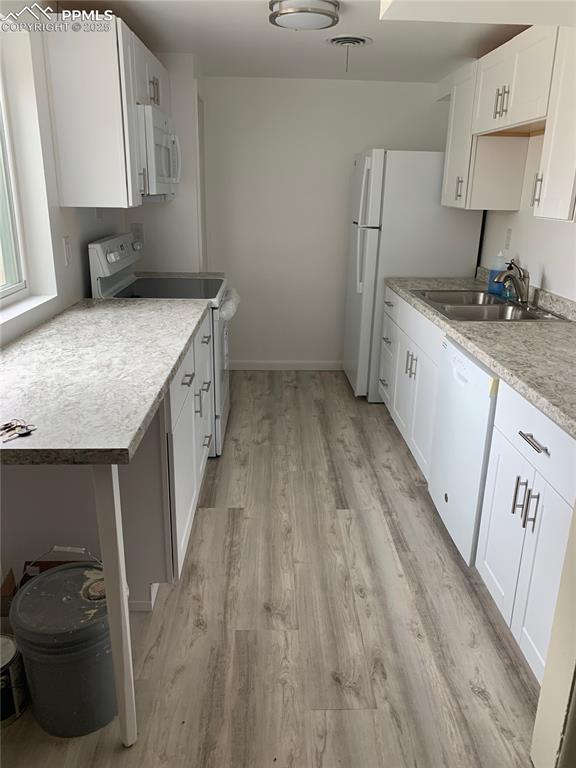 Image 26 of 35: Kitchen