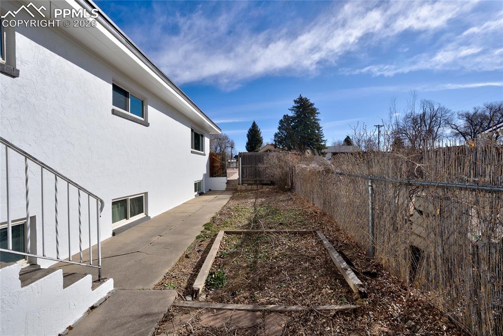 Image 38 of 50: Yard