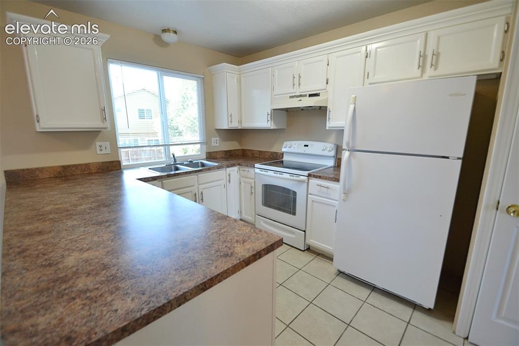Image 10 of 42: Kitchen