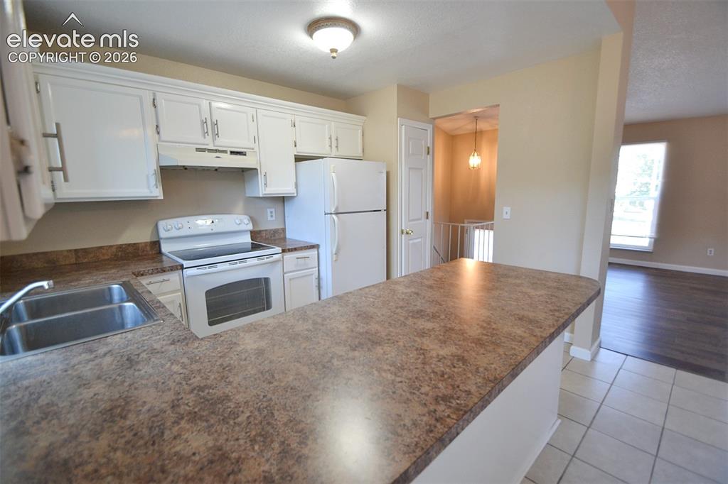 Image 11 of 42: Kitchen