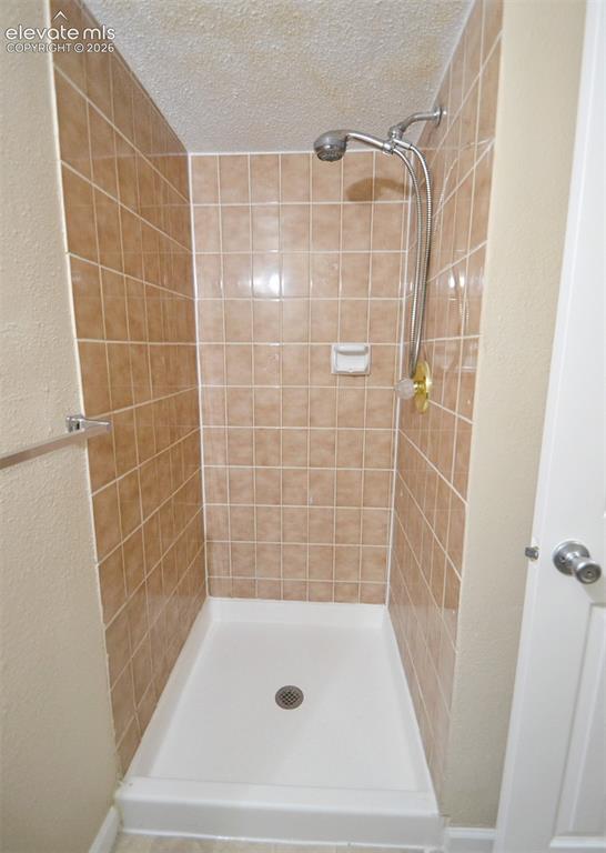 Image 29 of 42: Bathroom