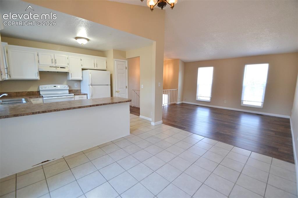 Image 8 of 42: Dining Area