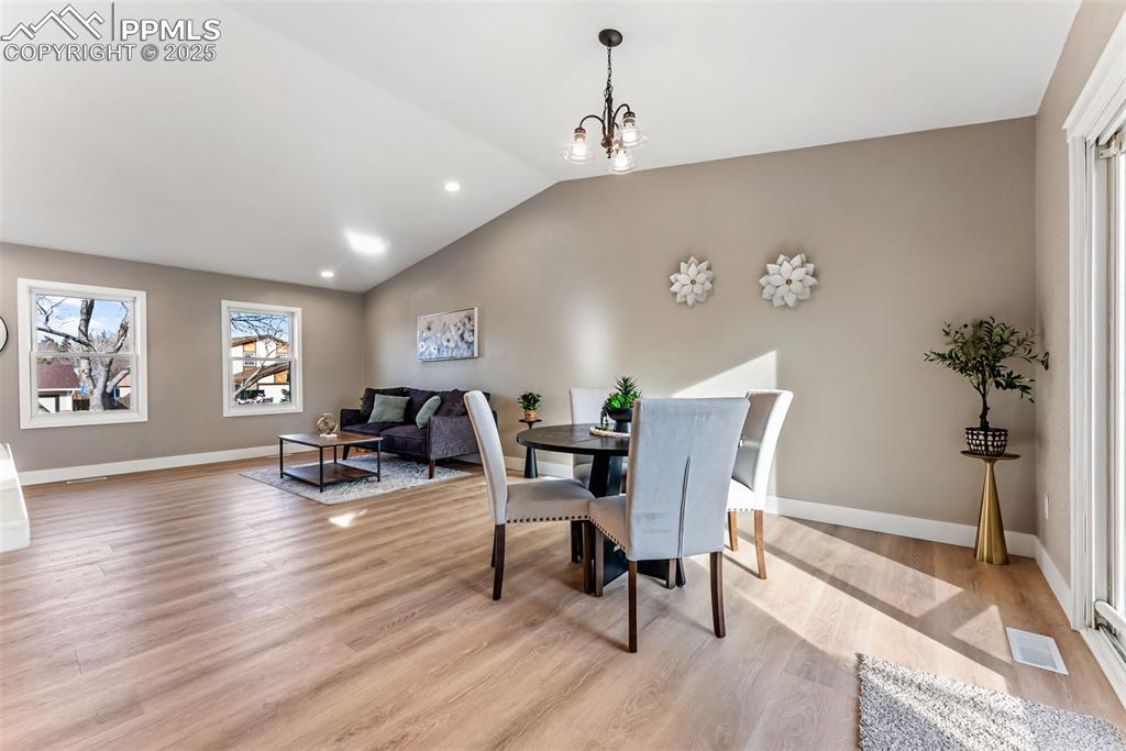 Image 11 of 46: Dining Area