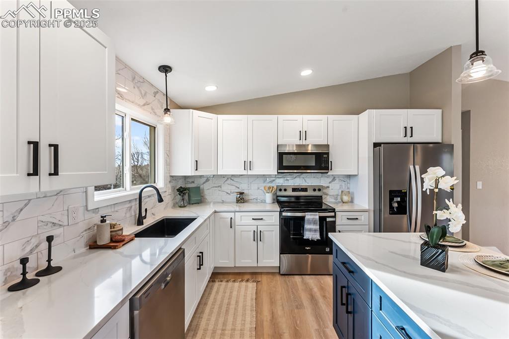 Image 15 of 46: Kitchen