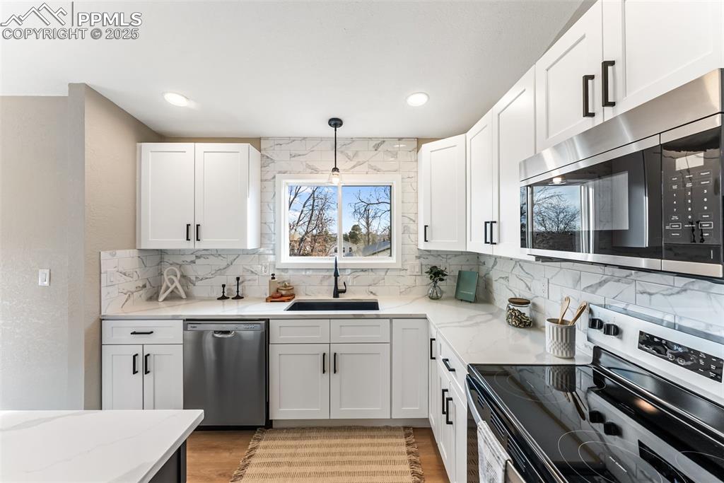 Image 16 of 46: Kitchen