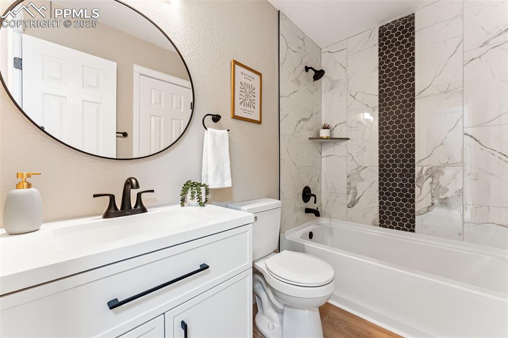 Image 18 of 46: Bathroom