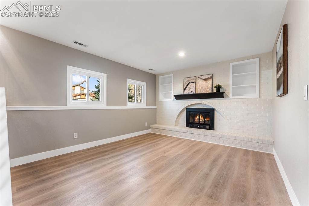 Image 29 of 46: Living Room