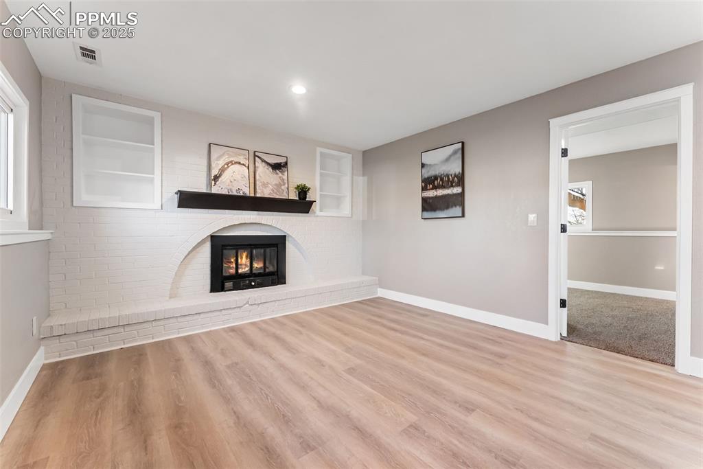 Image 30 of 46: Living Room