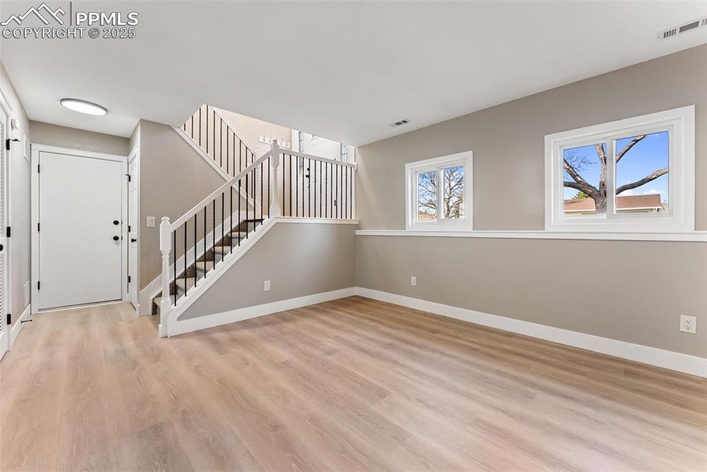 Image 32 of 46: Living Room