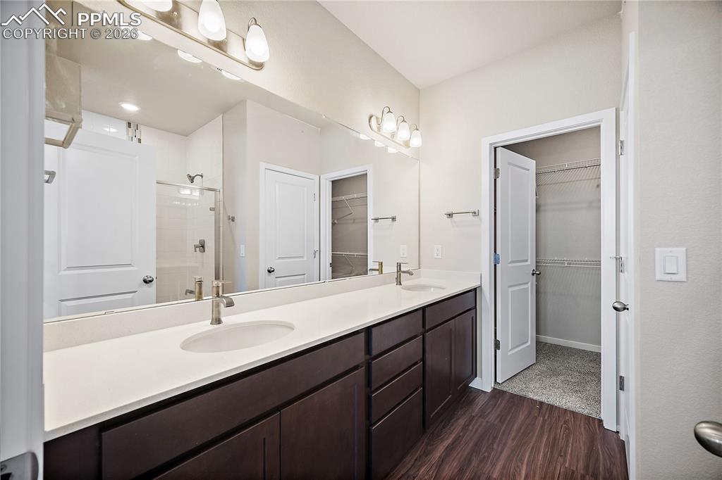 Image 19 of 34: Bathroom