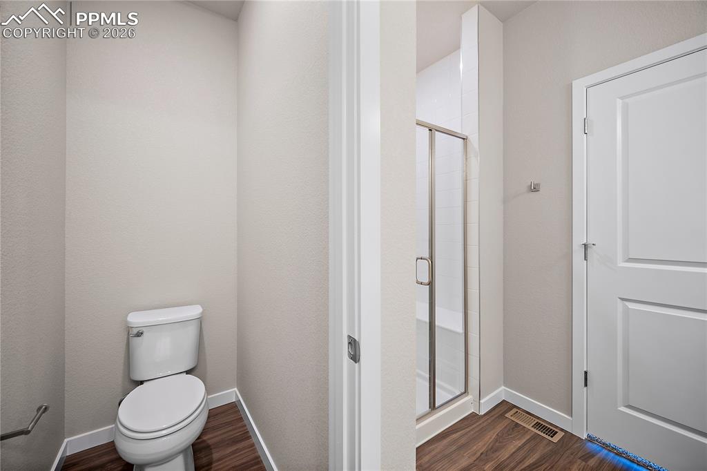 Image 22 of 34: Bathroom