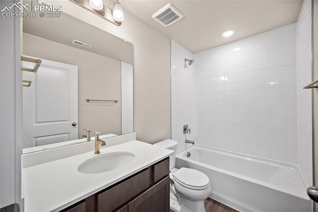 Image 30 of 34: Bathroom