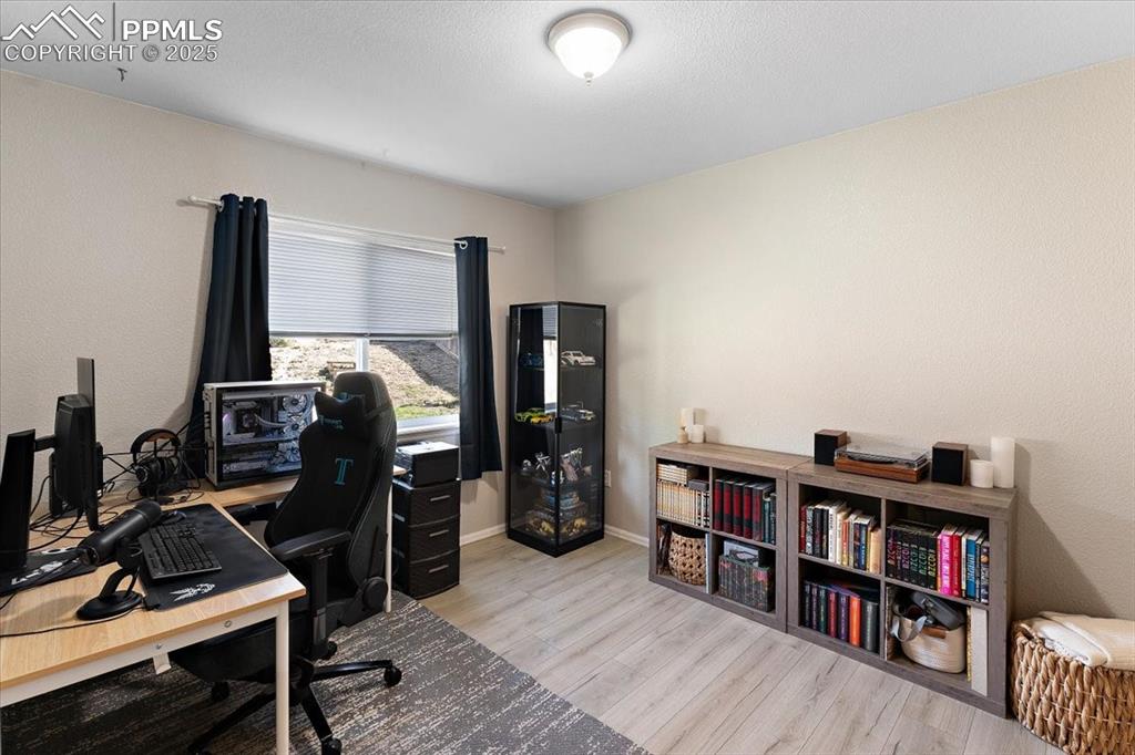 Image 16 of 27: Office