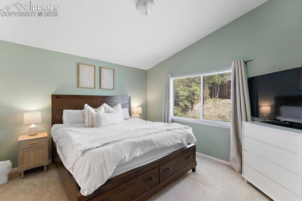 Image 17 of 27: Bedroom