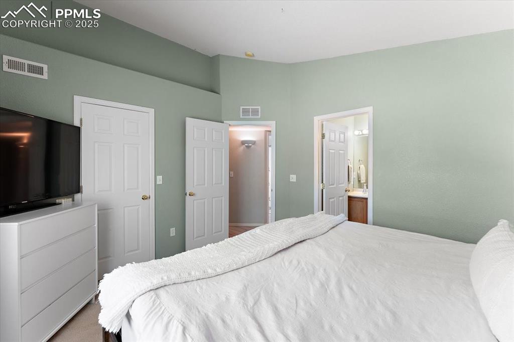 Image 18 of 27: Bedroom