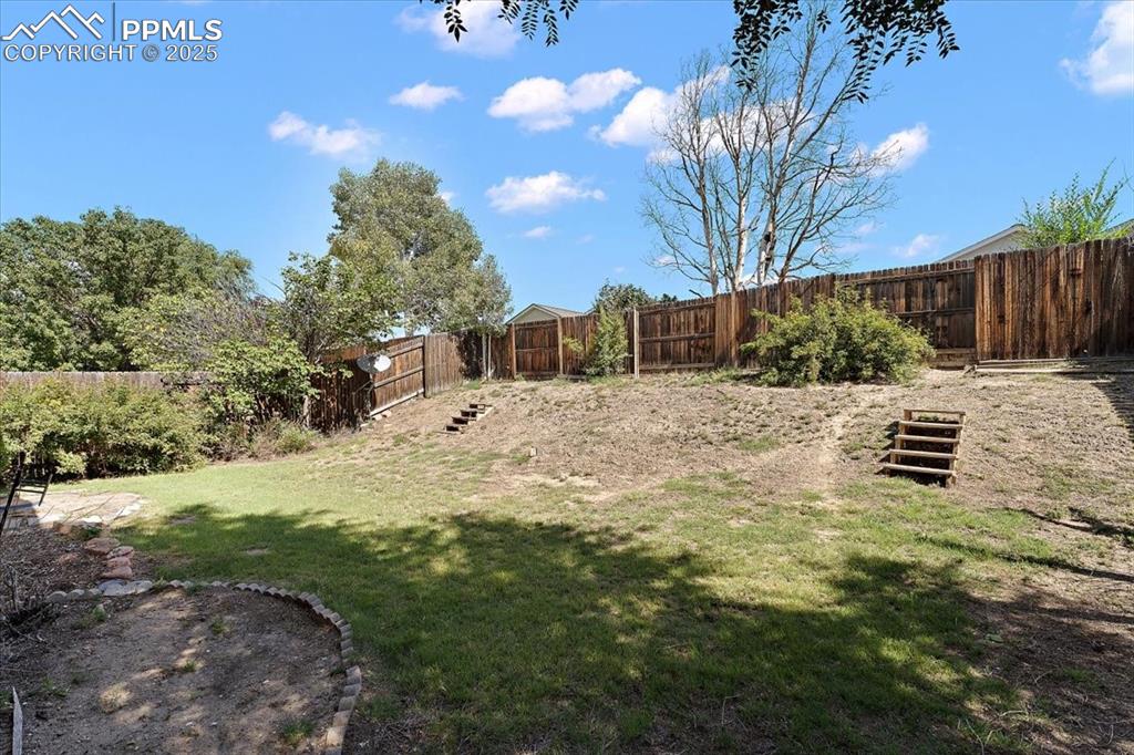 Image 22 of 27: Yard