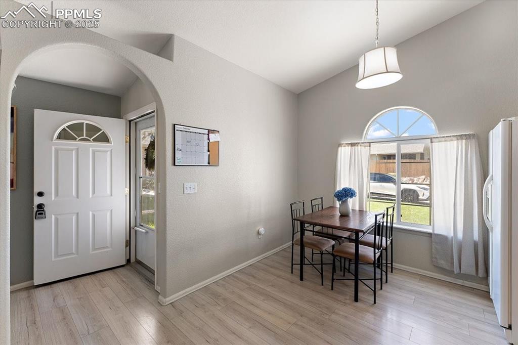 Image 9 of 27: Dining Area