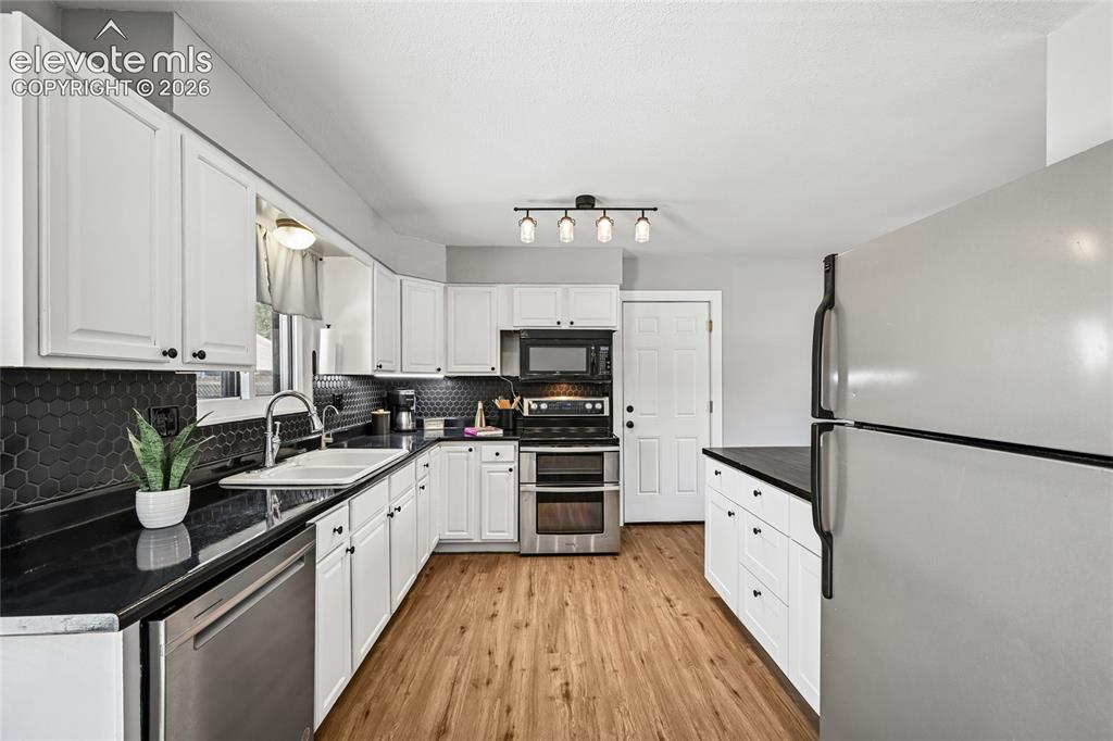 Image 4 of 45: Kitchen