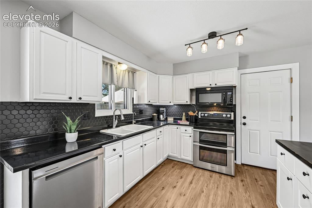 Image 5 of 45: Kitchen
